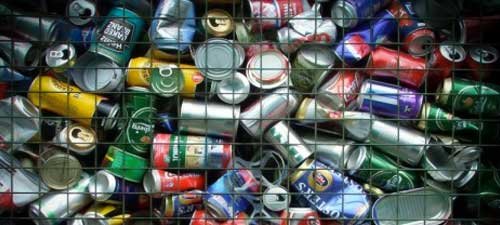 Metal reciclado, latas de distintos tamaños 