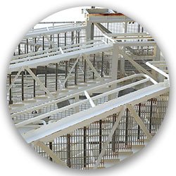 Fábrica con escalones metálicos