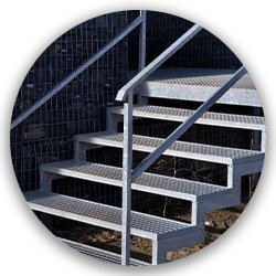 Escalones metálicos lisos colocados unos sobre otros