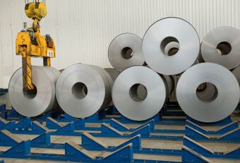 Rollos de acero laminado en bodega