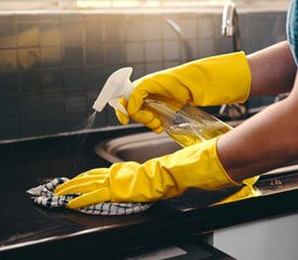 Aplicación de producto de limpieza sobre acero inoxidable