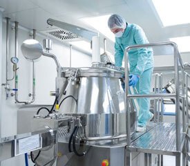 Trabajador realizando mantenimiento regular al acero inoxidable