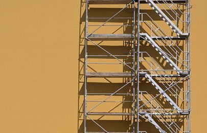 Escalera de andamio en exterior de edificio