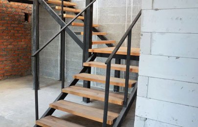 Escalera en forma de L fabricada con acero y madera