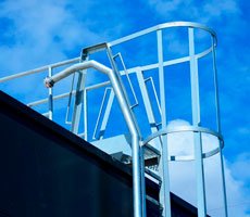 Escaleras marinas con protección redonda en las azotea de una casa