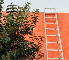 Escaleras marinas sin barandales ni protección afuera de casa