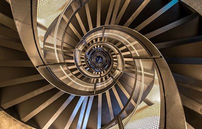 Toma en picada desde una escalera helicoidal