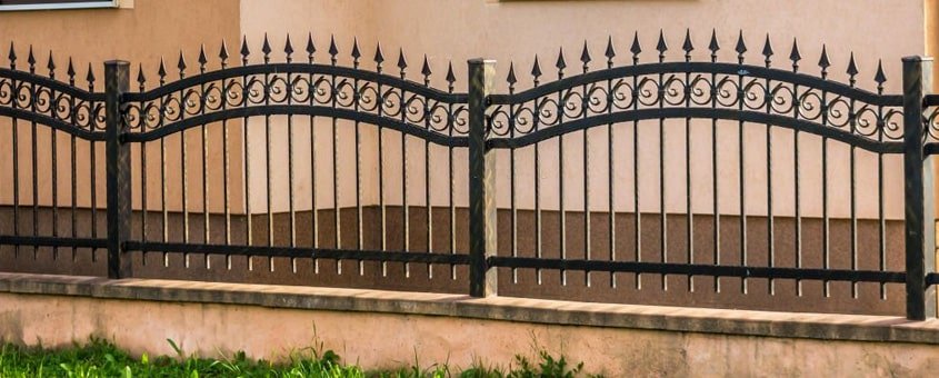 Reja de herrería elaborada con pefiles juntos sobre la barda de una casa