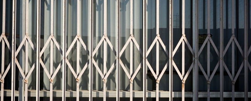 Reja extensible de hierro protegiendo la ventana de una vivienda