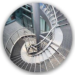 Escalera de caracol con escalones metálicos