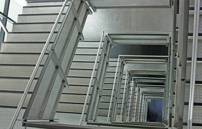 Las escaleras con ojo son todas aquellas que tienen un espacio al centro