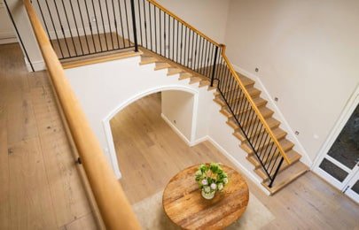 Las escaleras en forma de L llevan un giro de noventa grados en uno de sus tramos