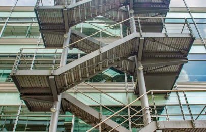 Las escaleras en U son usadas como escaleras de emergencia