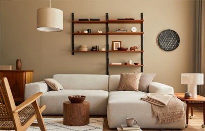 Sistema de repisa flotante moderna de madera y acero ubicado encima del sofá de una sala de estar