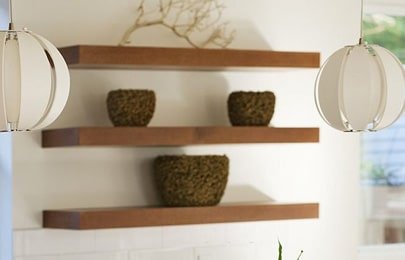 Repisas flotantes modernas en cocina con diferentes elementos decorativos sobre ellas