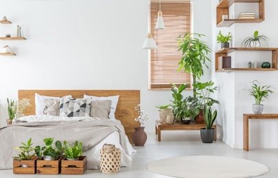 Repisa flotante moderna de madera en esquina de dormitorio con plantas, libros y otros objetos