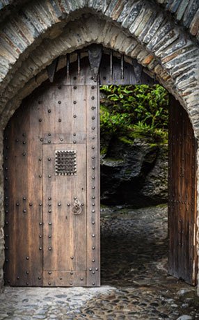 Puerta de madera doble con arco en parte superior