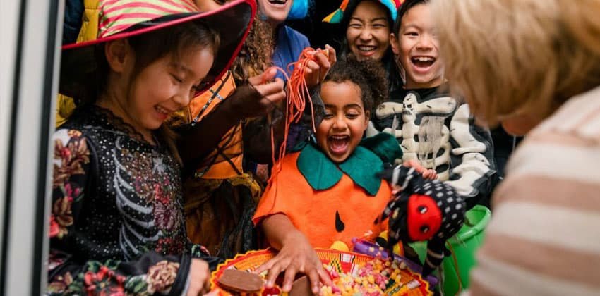 Niños pidiendo calaverita disfrazados