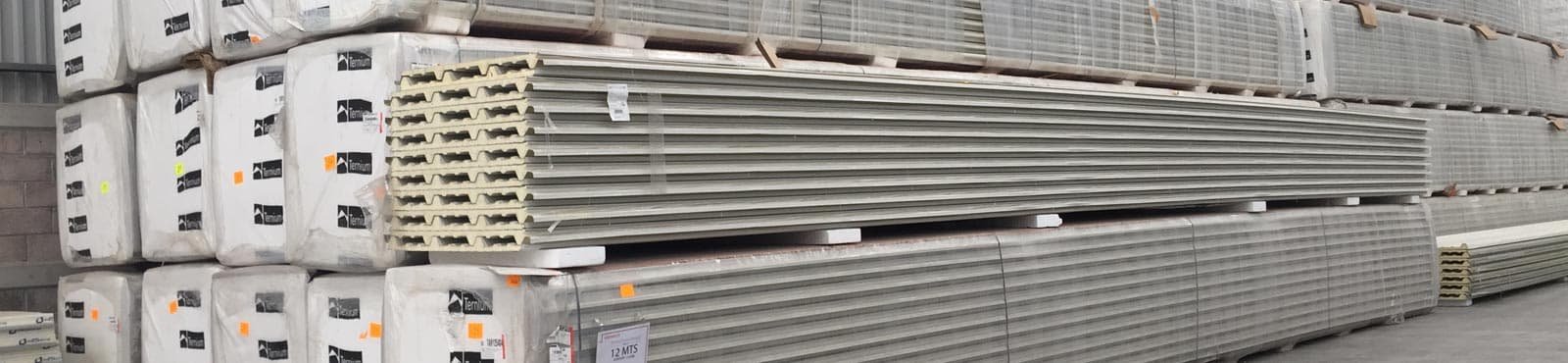 Paneles aislantes Multipanel apilados en bodega