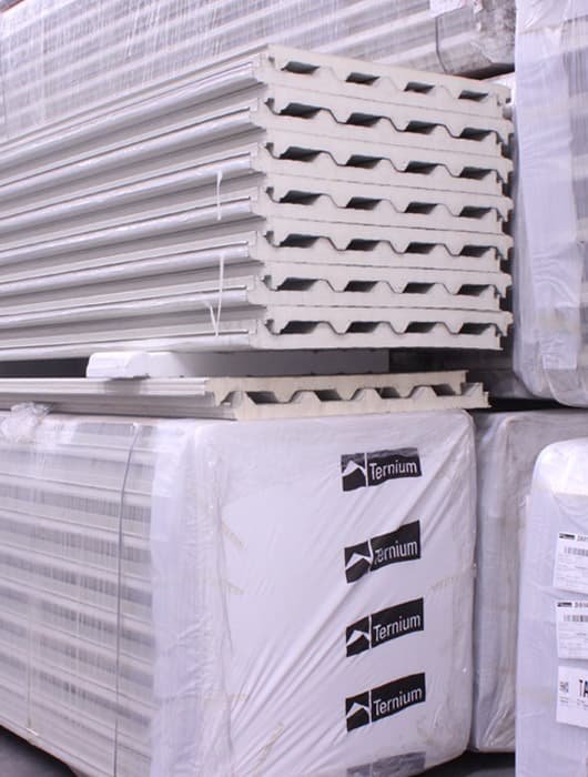 Paneles Galvatecho apilados en bodega