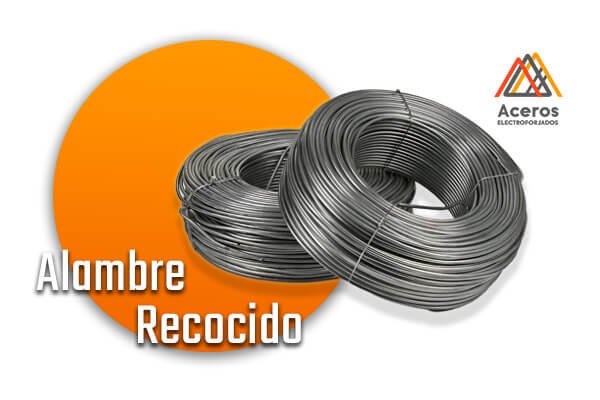 Rollo de alambre recocido sobre fondo blanco